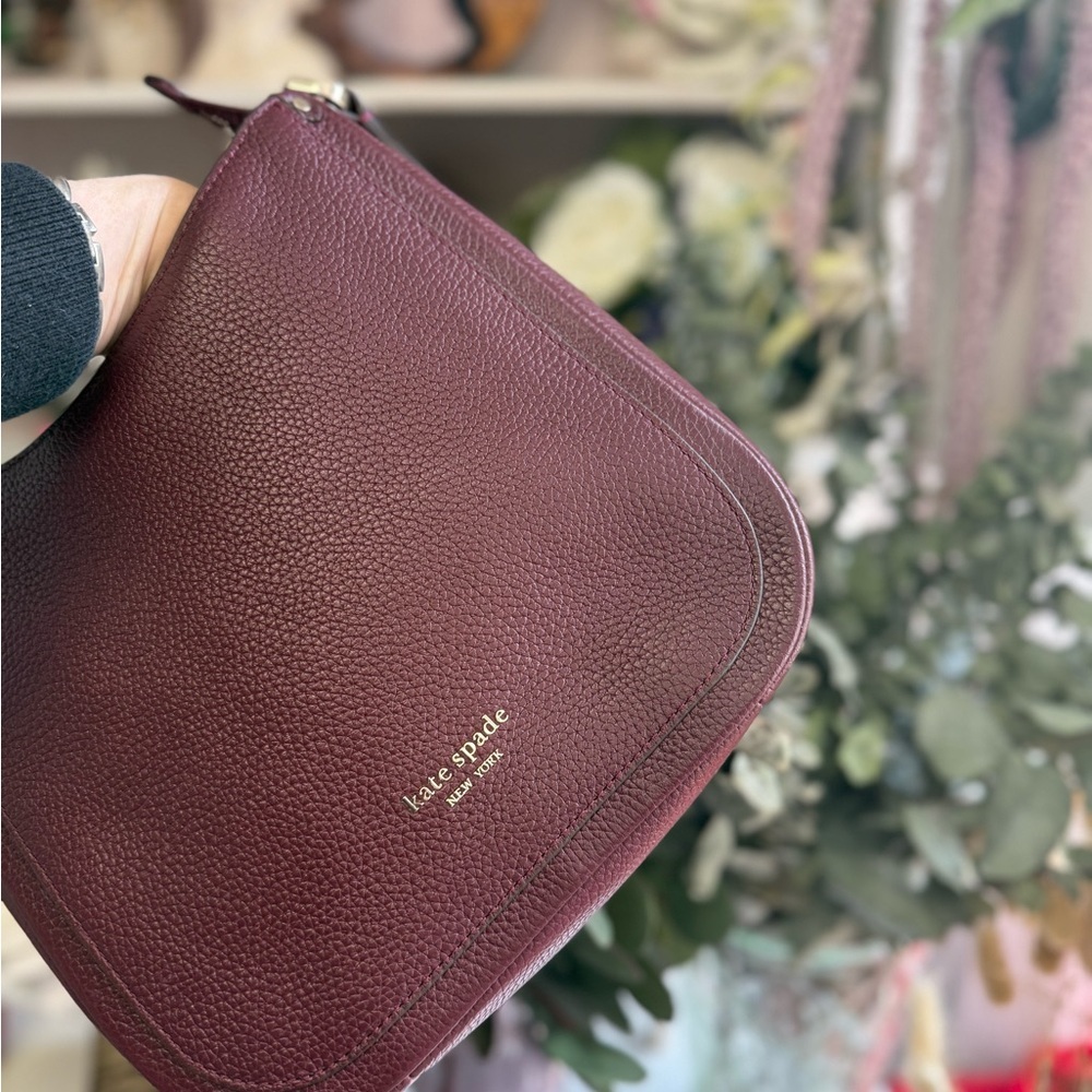♠️ Kate Spade Burgundy Roulette Pebbled Leather Medium Messenger Bag - Picture 11 of 14